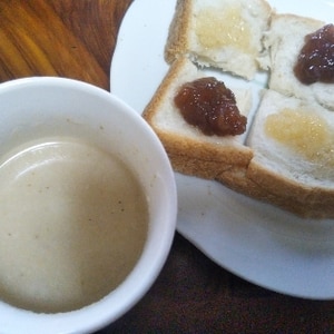 3食トーストとヨーグルトと蜂蜜コーヒーの朝食